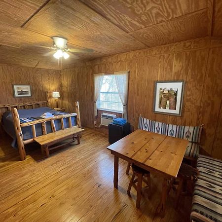 West 1077 Guest Ranch - Retreat Bed and Breakfast Tarpley Esterno foto
