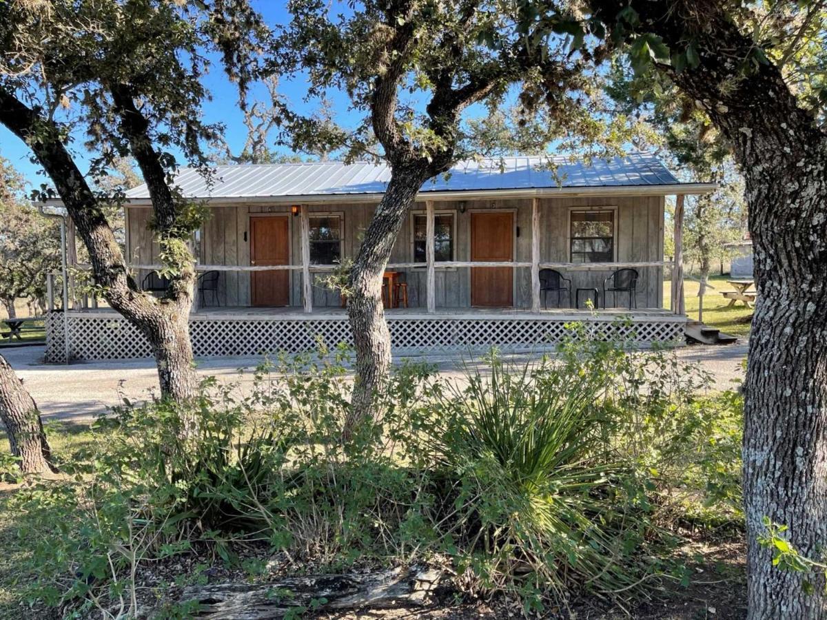 West 1077 Guest Ranch - Retreat Bed and Breakfast Tarpley Esterno foto