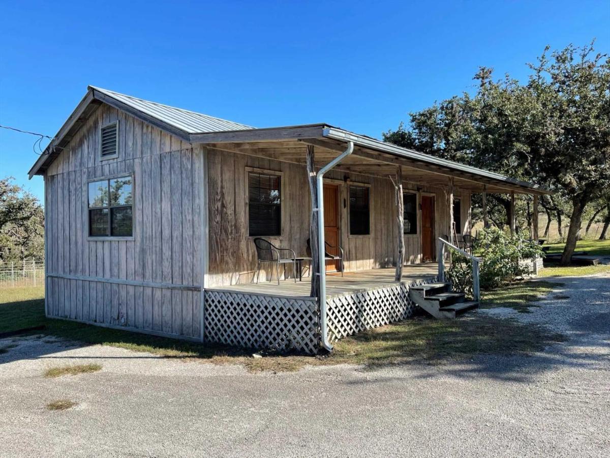 West 1077 Guest Ranch - Retreat Bed and Breakfast Tarpley Esterno foto