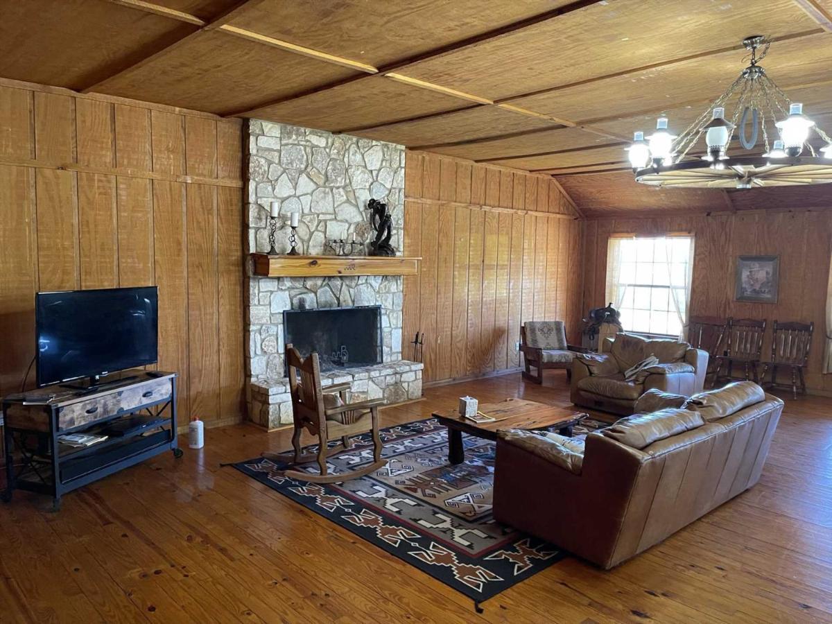 West 1077 Guest Ranch - Retreat Bed and Breakfast Tarpley Esterno foto