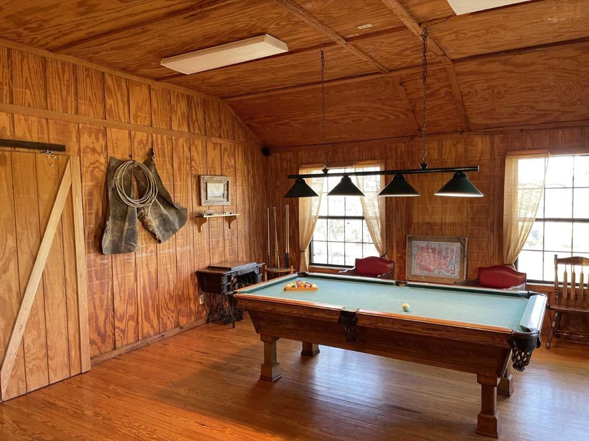 West 1077 Guest Ranch - Retreat Bed and Breakfast Tarpley Esterno foto