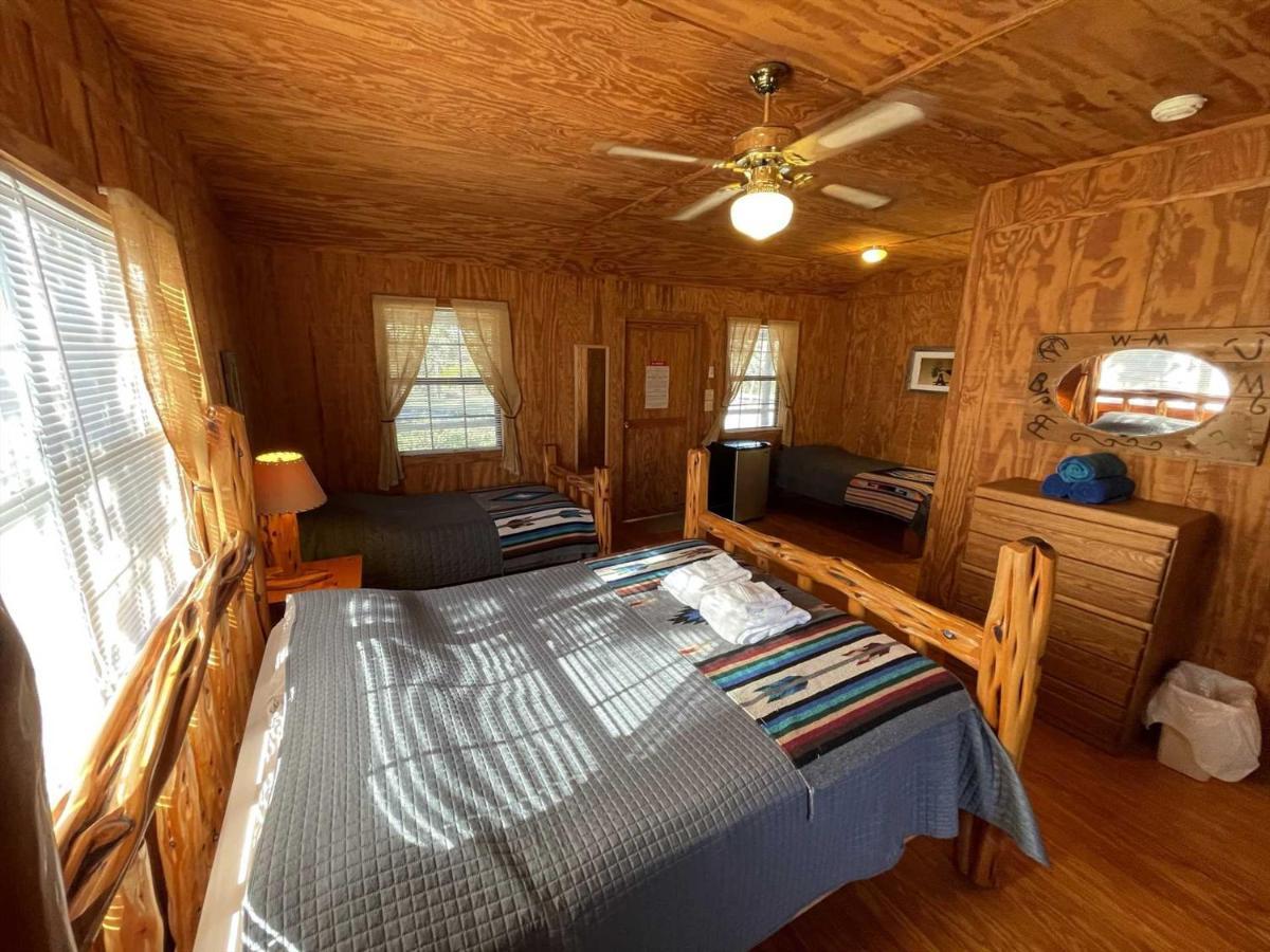 West 1077 Guest Ranch - Retreat Bed and Breakfast Tarpley Esterno foto