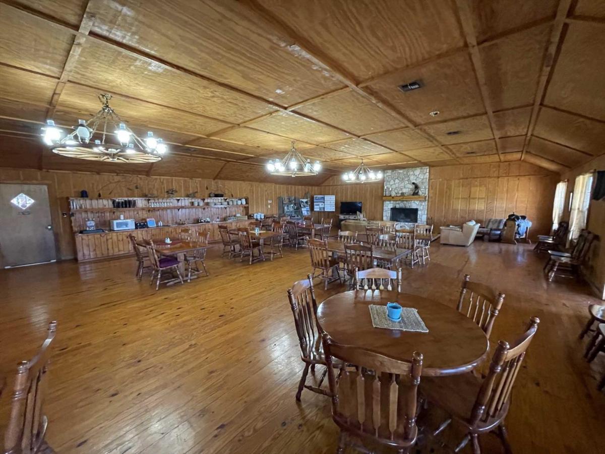 West 1077 Guest Ranch - Retreat Bed and Breakfast Tarpley Esterno foto